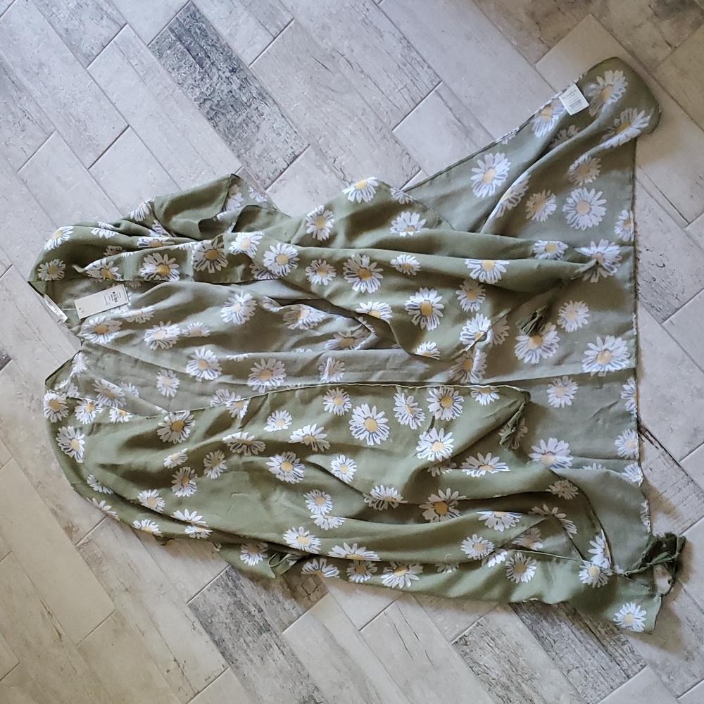 New with tags One Size Green White Daisy Flower Shawl Poncho Cover Up Tassels